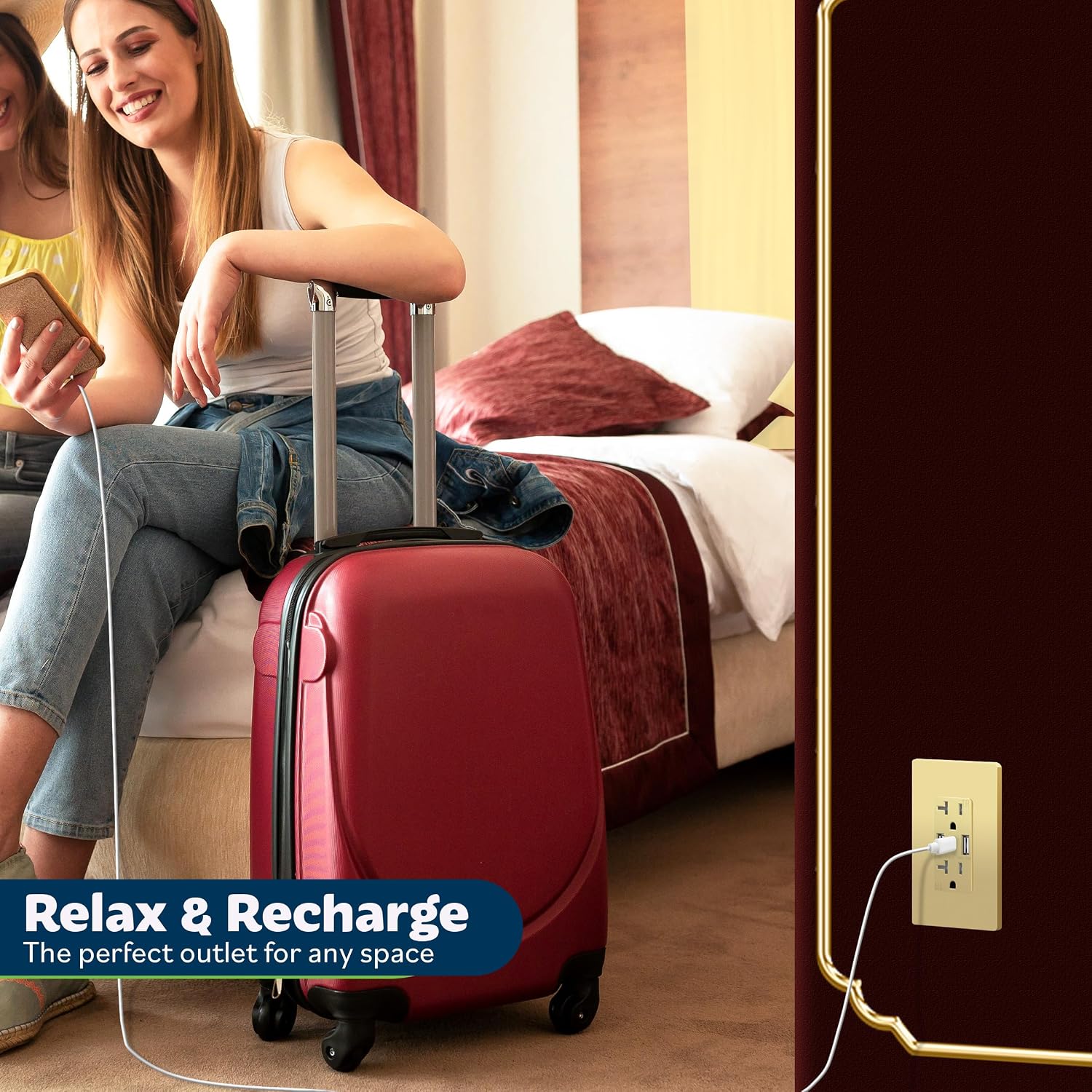 Detalle de TOPGREENER TU22036AC3-GDWSI 3-Port USB-C & USB Wall Outlet (20 Amp, Tamper-Resistant) with Gold Faceplate
