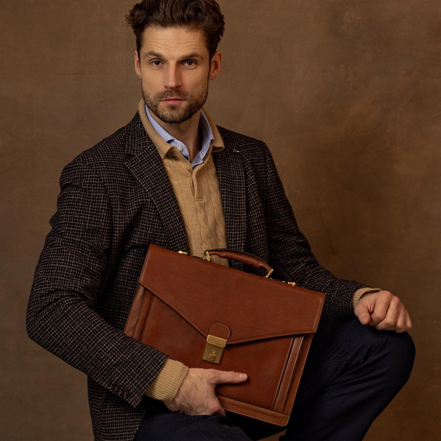 Detalle 2 de Time Resistance Porte Document Homme en Cuir – Sac Bandoulière Pleine Fleur, Fabriqué à la Main en Italie