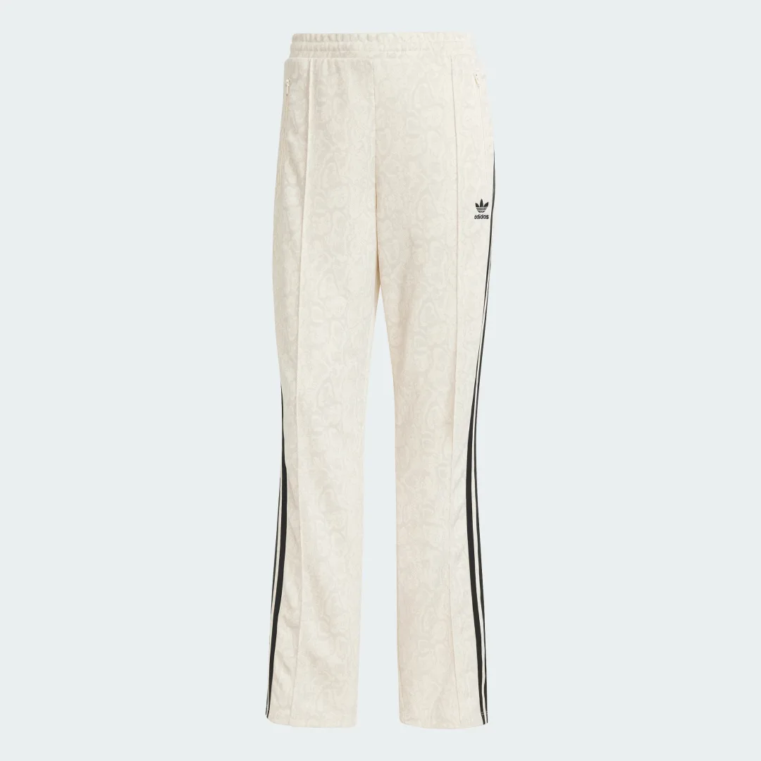Detalle de Pantalón Firebird Snake de Adidas – estilo limpio y comodidad para el día a día