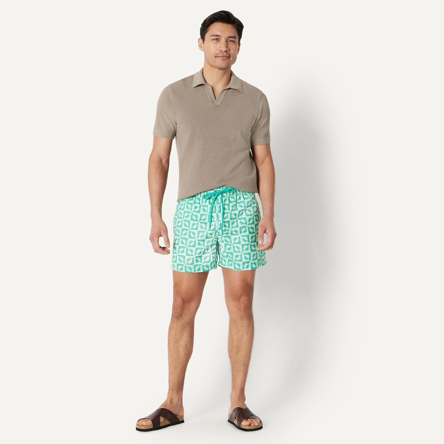Detalle de Amazon Essentials men’s swimming trunks with mesh lining, pockets and drawstring closure