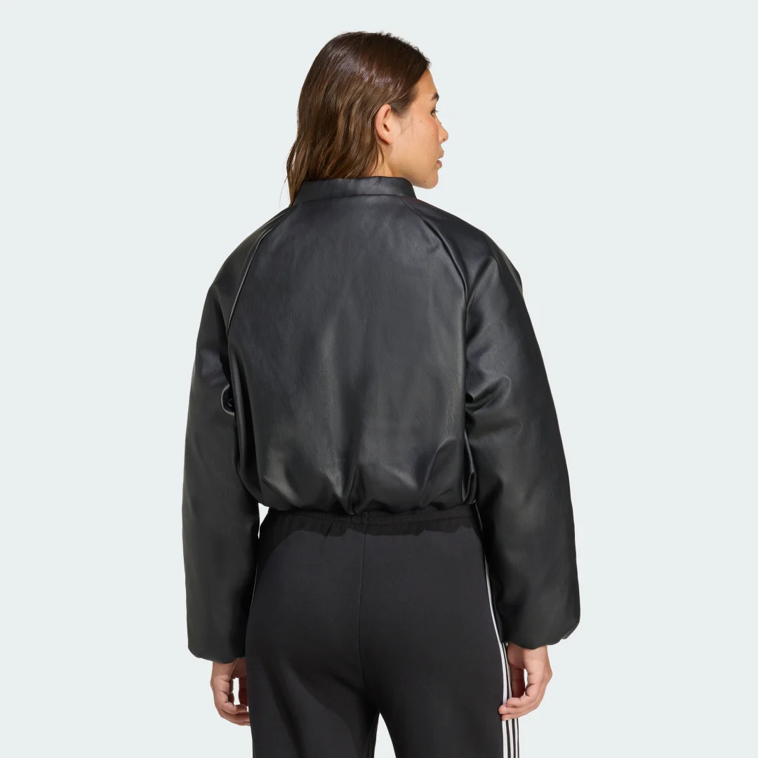 Detalle 2 de Cazadora bómber de plumón y polipiel de Adidas – versatilidad y estilo urbano en negro