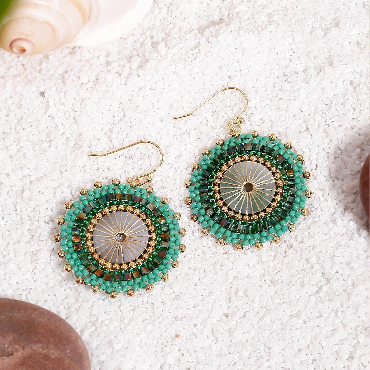 Detalle de Bunte Perlenohrringe – handgefertigte Boho-Creolen aus böhmischen Perlen für Sommer & Strand