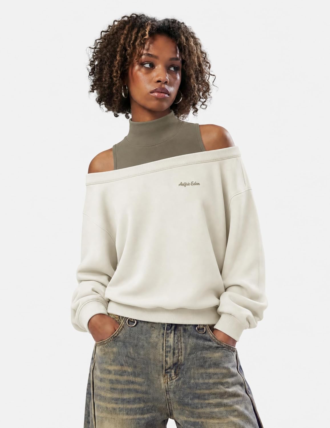 Detalle 2 de Aelfric Eden Boxy Off-the-Shoulder Mock Neck Sweatshirt with Color-Block Detail