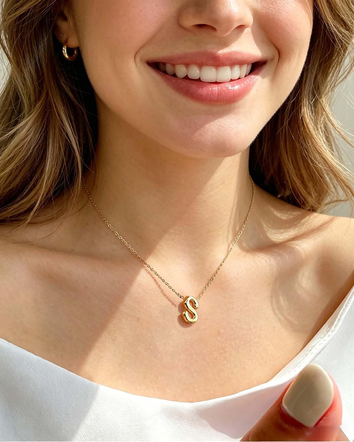 Detalle 2 de Gold Initial Necklace, 14K Gold-Plated