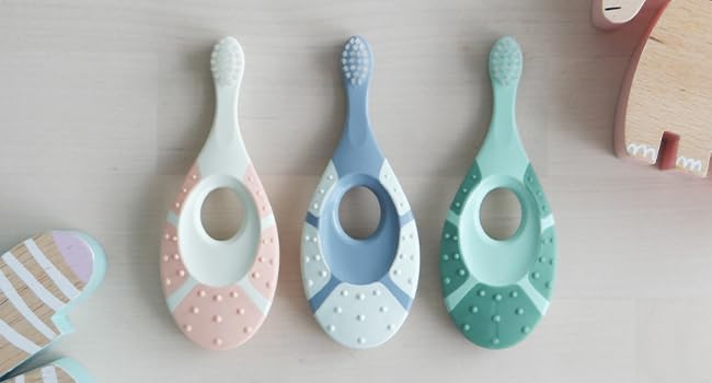 Detalle de Jordan* Step 1 Green Clean Toddler Toothbrush Pack of 3 — 0-2 Years, Bio-based Bristles