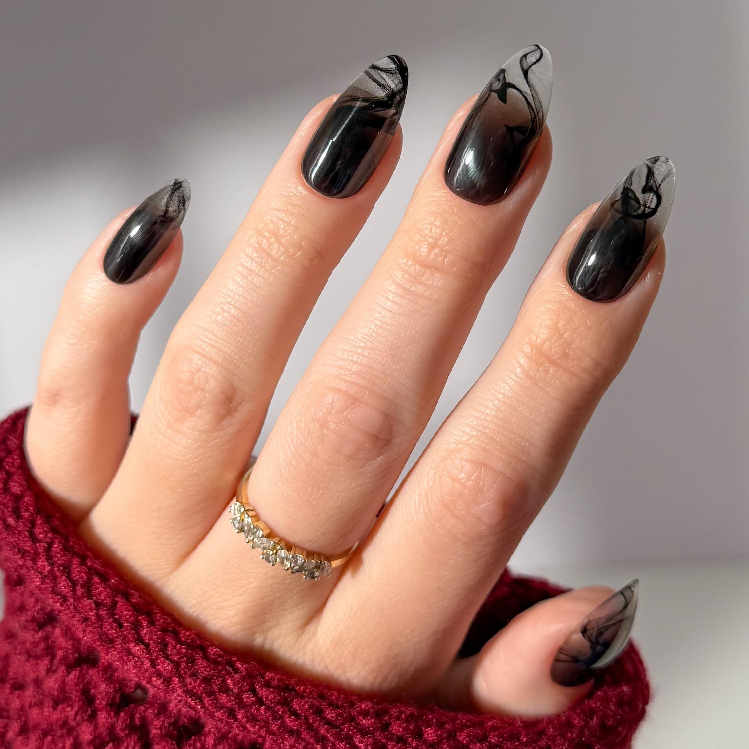 Detalle de Glamnetic x Harry Potter Dementor Press-On Nails, Medium Almond, Glossy Finish