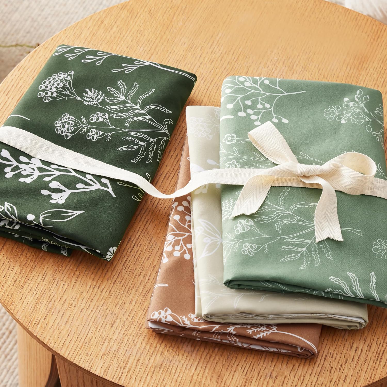 Detalle 2 de Bedsure Floral Comforter Set, King Reversible Bedding with Down-Alternative Fill