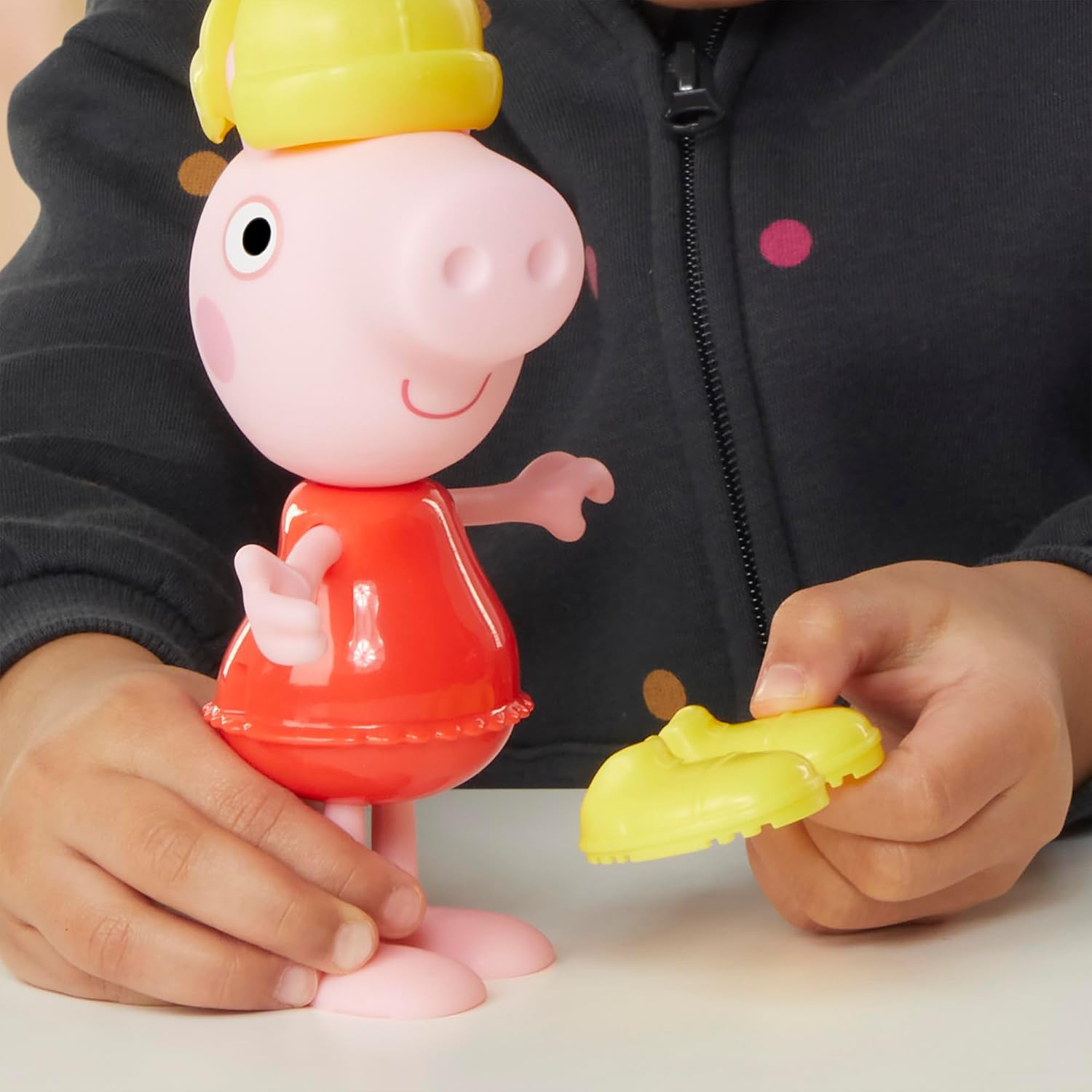 Detalle de Peppa Pig Anziehspaß Figur – 15 cm, mit 6 Accessoires