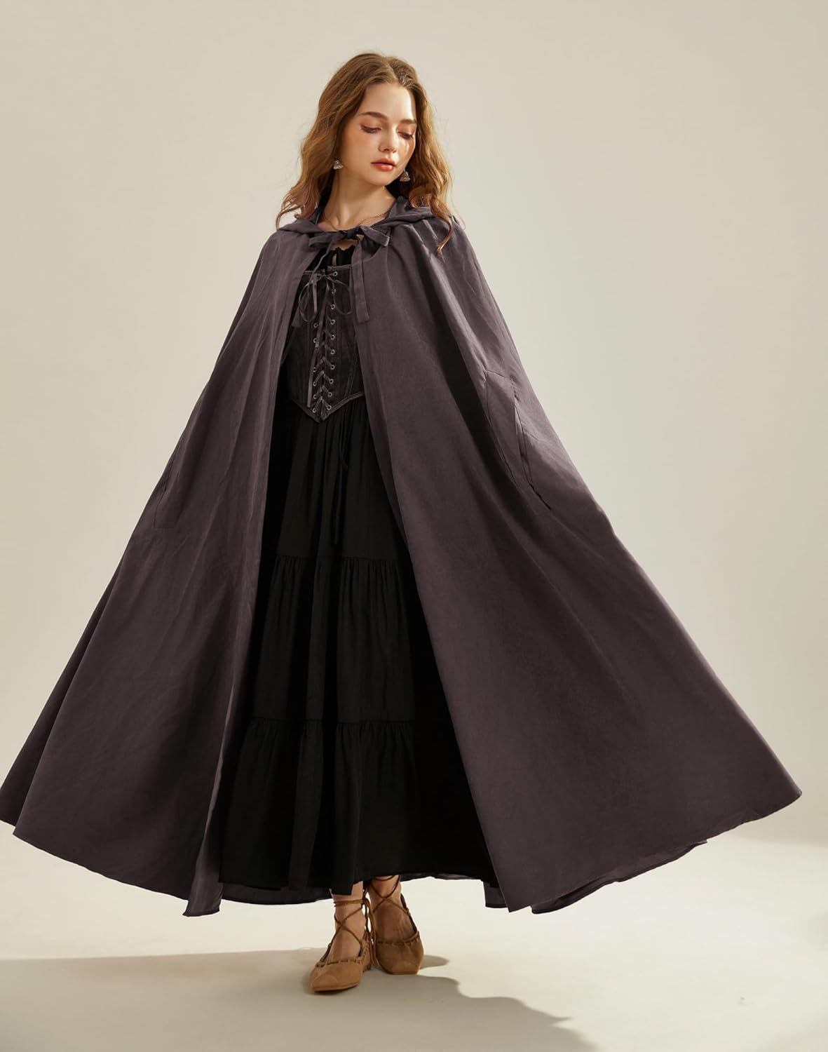Detalle 2 de SCARLET DARKNESS Scarlet Darkness medieval hooded maxi cloak for women (unisex) – cosplay cape