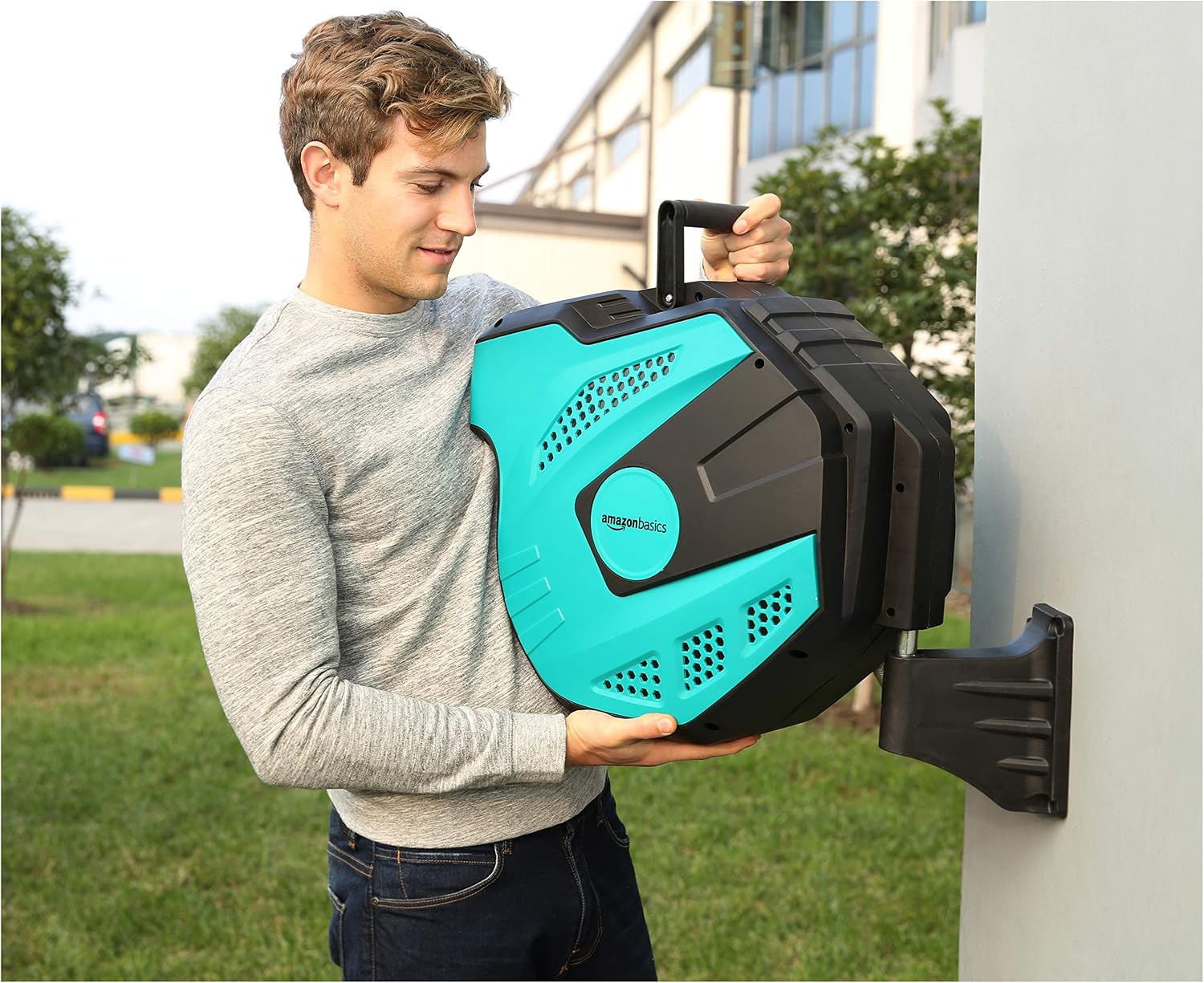 Thumbnail 5 de Amazon Basics Auto-Rewindable Hozelock Wall-Mounted Hose Reel, 25 m – Black & Green