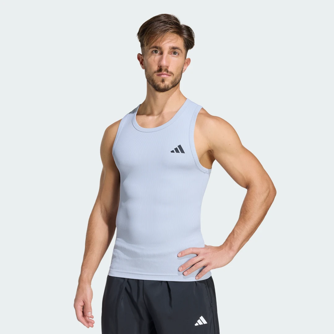 Detalle de Camiseta de entrenamiento sin mangas PrimeLift Essentials de Adidas (gris)