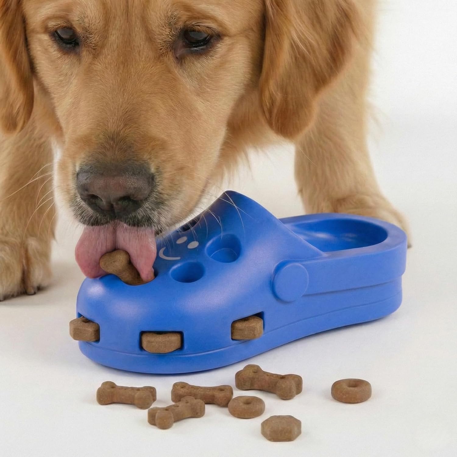 Detalle de Fuzzl Clog Treat Toy for Dogs – natural rubber interactive enrichment feeder (blue)