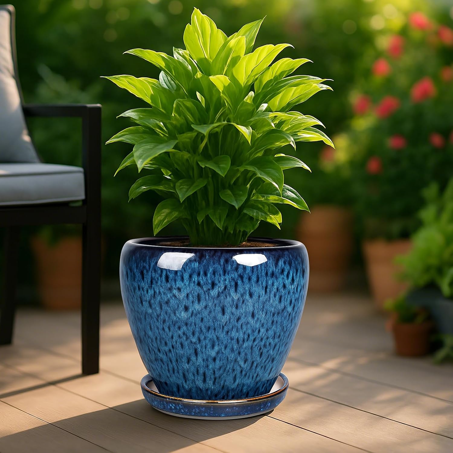 Detalle de Deep Dream 10-Inch Ceramic Planter with Blue Glaze, Drainage Hole and Tray