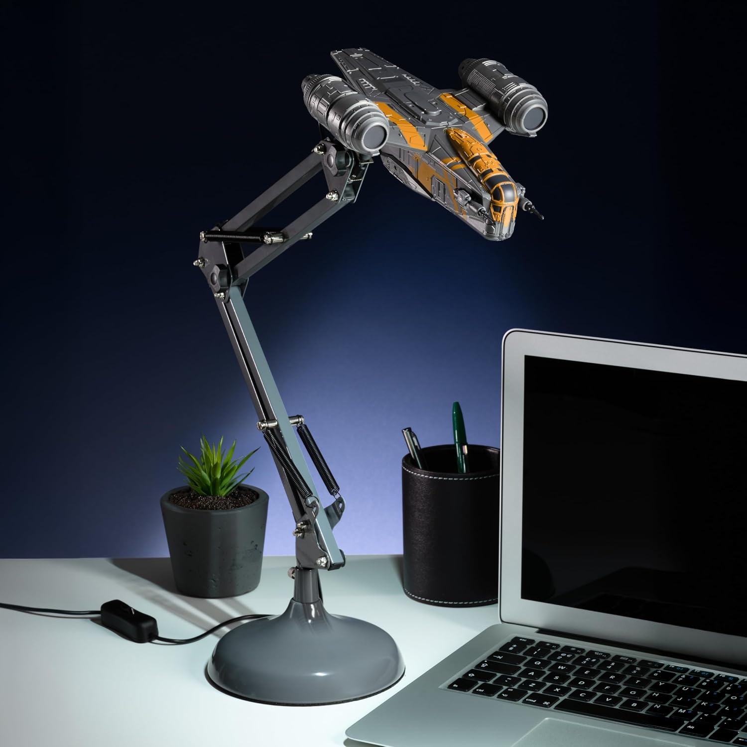 Detalle 2 de Paladone Razor Crest Posable Desk Light | Officially Licensed Star Wars