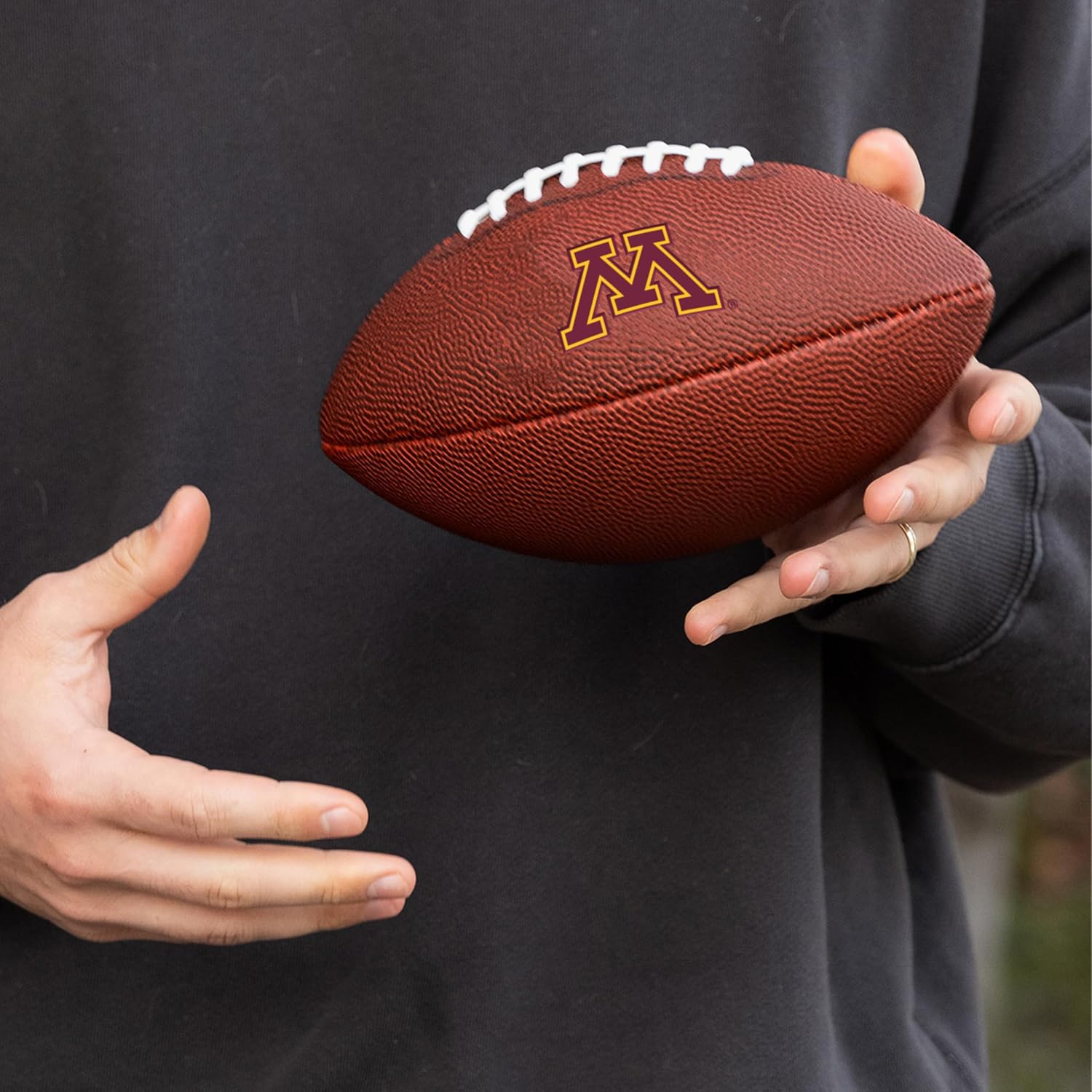 Detalle 2 de Logo Brands NCAA Mini Size Composite Football (Officially Licensed)