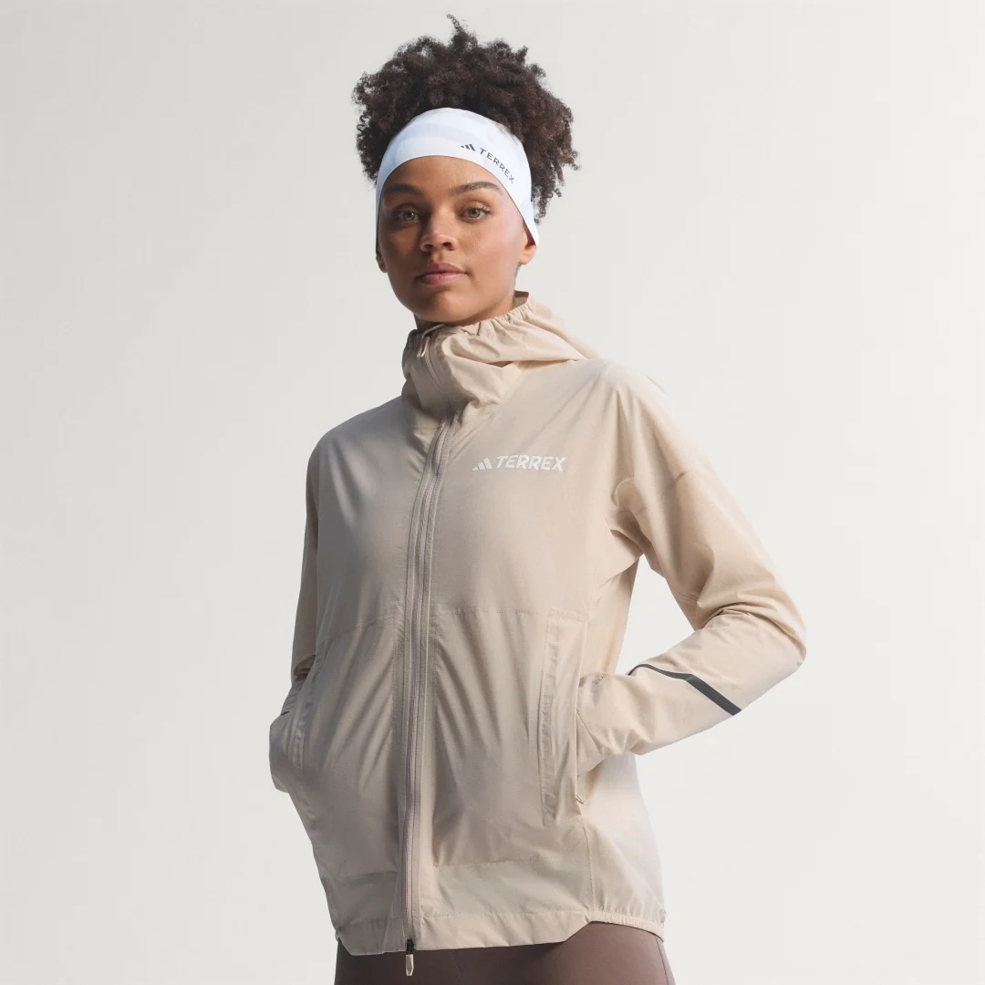 Detalle de Chaqueta Terrex Xperior 2.5 Layer Light CLIMAPROOF de Adidas – para actividades al aire libre