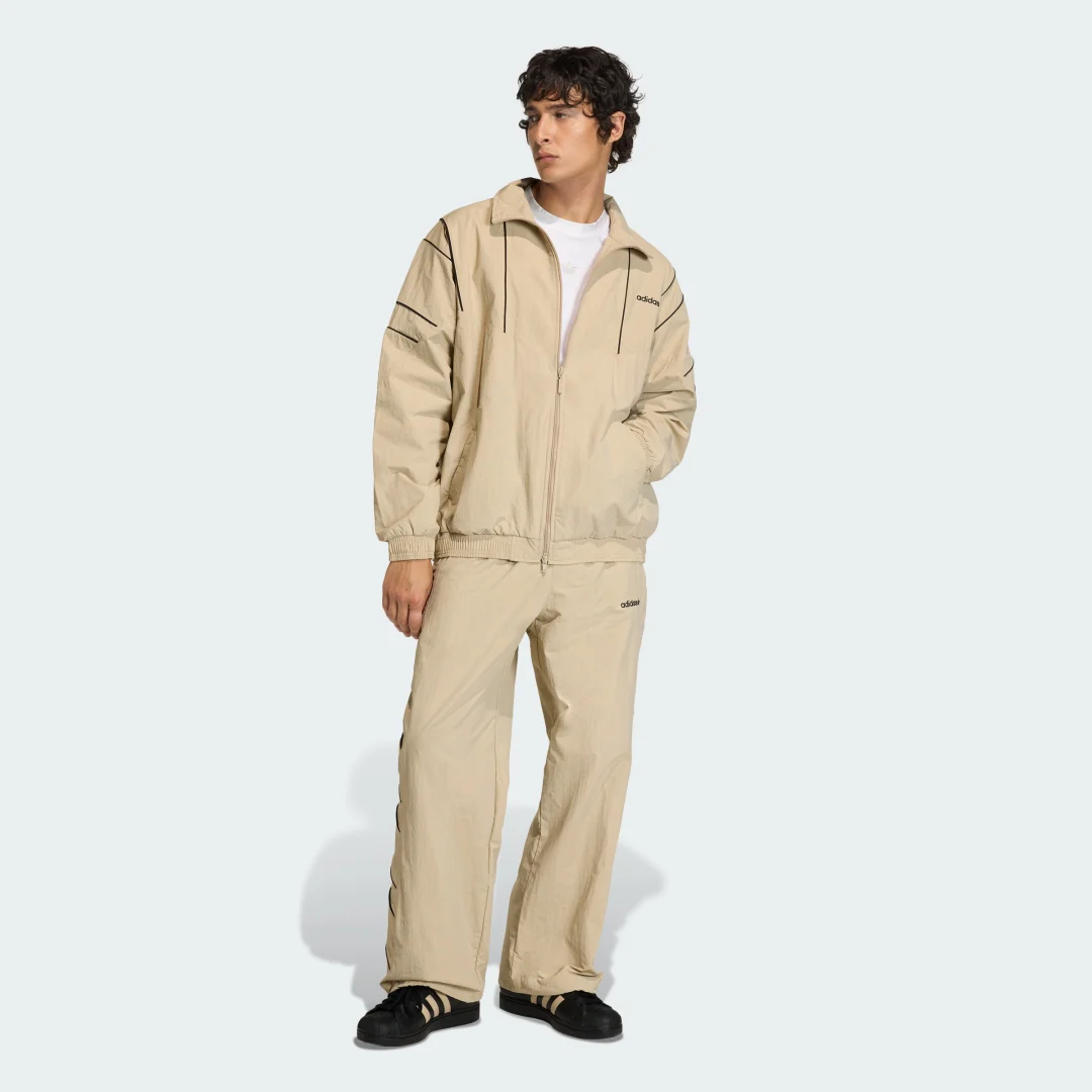 Detalle de Adidas CHAQUETA DEPORTIVA CUTLINE en color beige: comodidad para el día a día