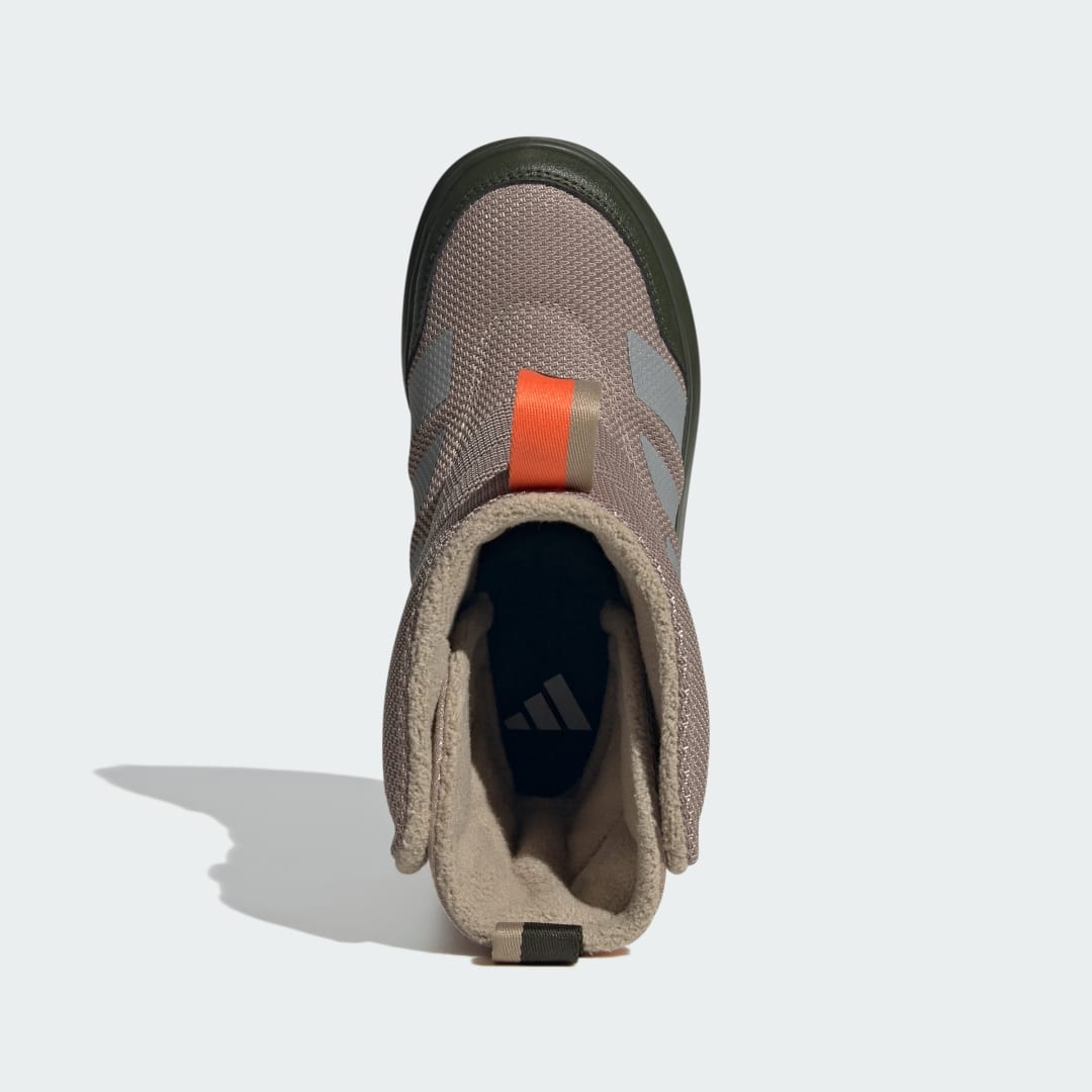 Detalle de Zapatilla Winterplay de Adidas: botas de temporada para el día a día en verde