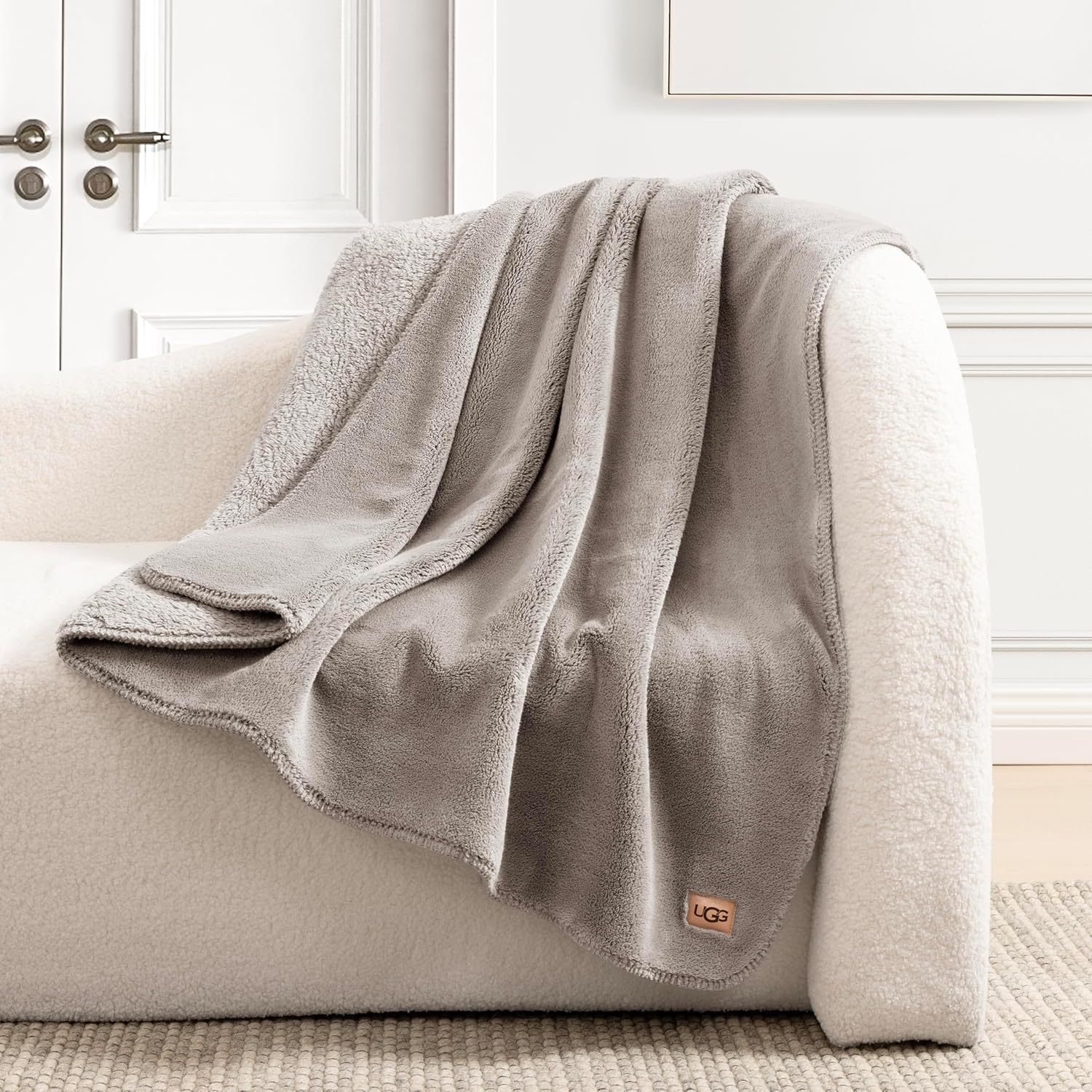 Detalle 2 de UGG Whitecap Plush Throw Blanket 50" × 70"