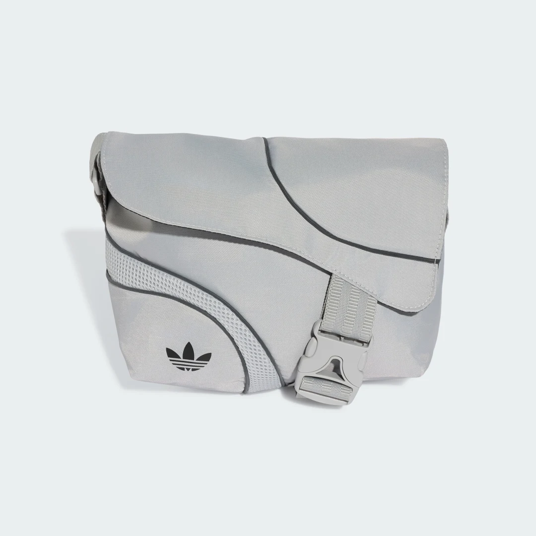 Detalle de Bolso CROSS BODY de Adidas en gris: comodidad y estilo para el día a día