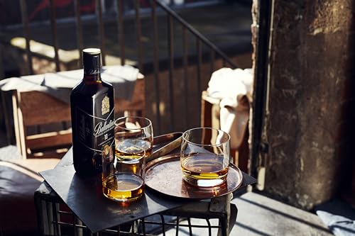 Detalle 2 de Ballantine's 10 años Whisky escocés de mezcla 700 ml 🥃