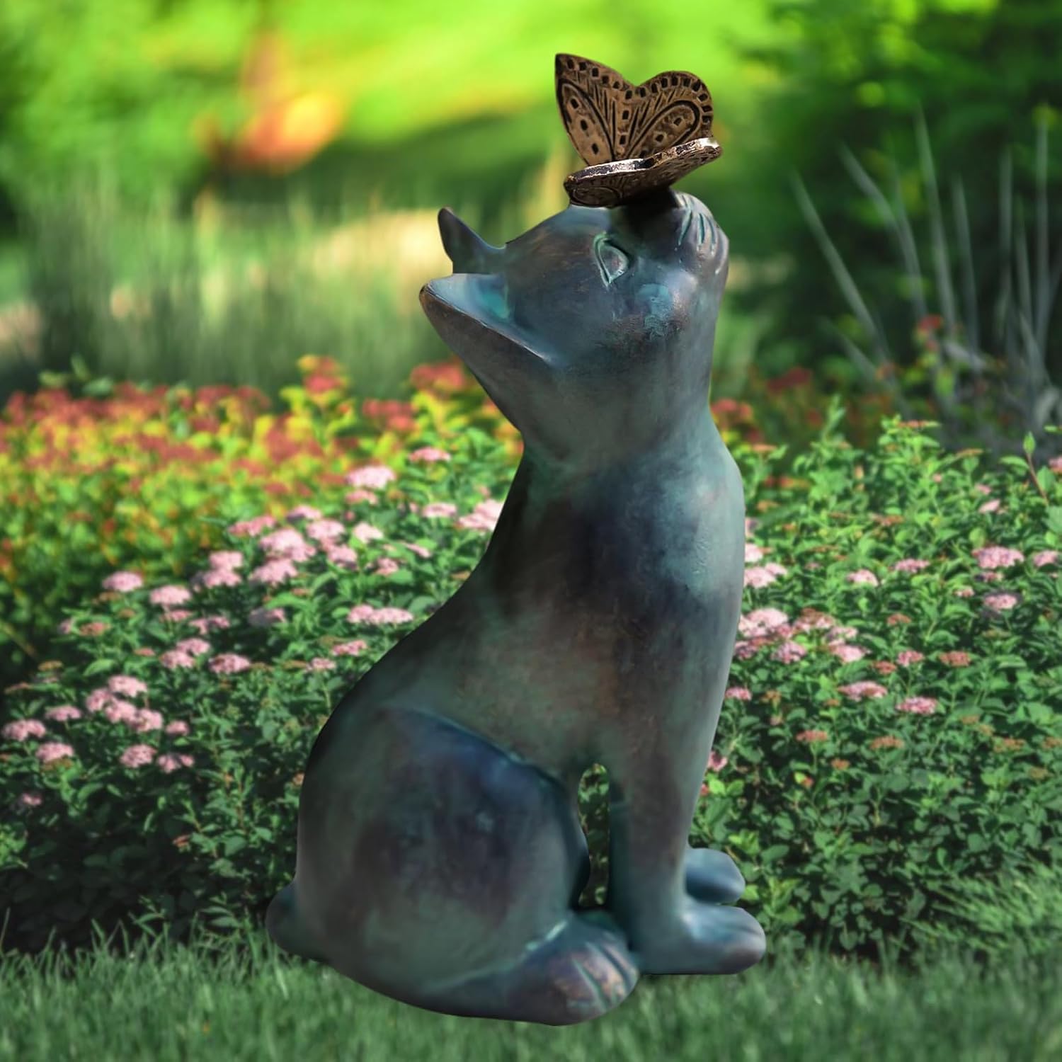 Detalle de PRITOK GHVGHV kattensculptuur van kunsthars met vlinderornament