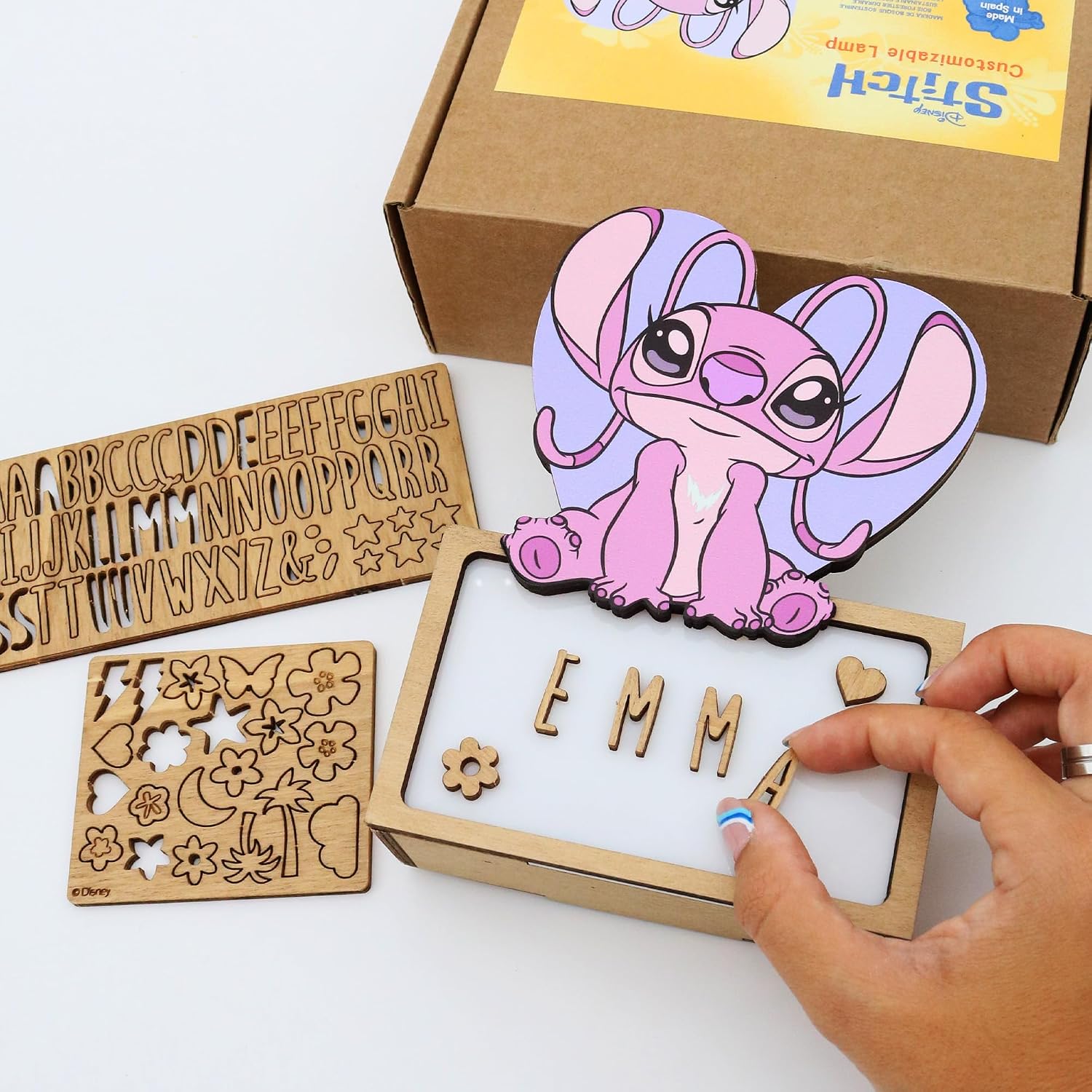 Detalle de WONDEE Offizielle Disney Lilo Stitch personalisierte Lampe – Nachtlicht aus Holz mit Buchstaben-Set