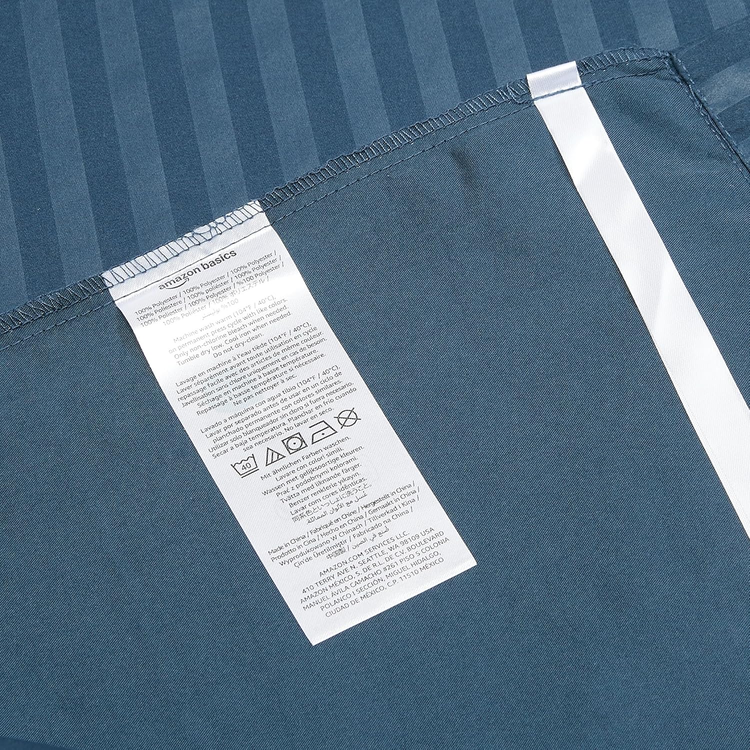 Detalle 2 de Amazon Basics Bedding 3-Piece Microfibre King Size Duvet Cover Set in Navy Blue