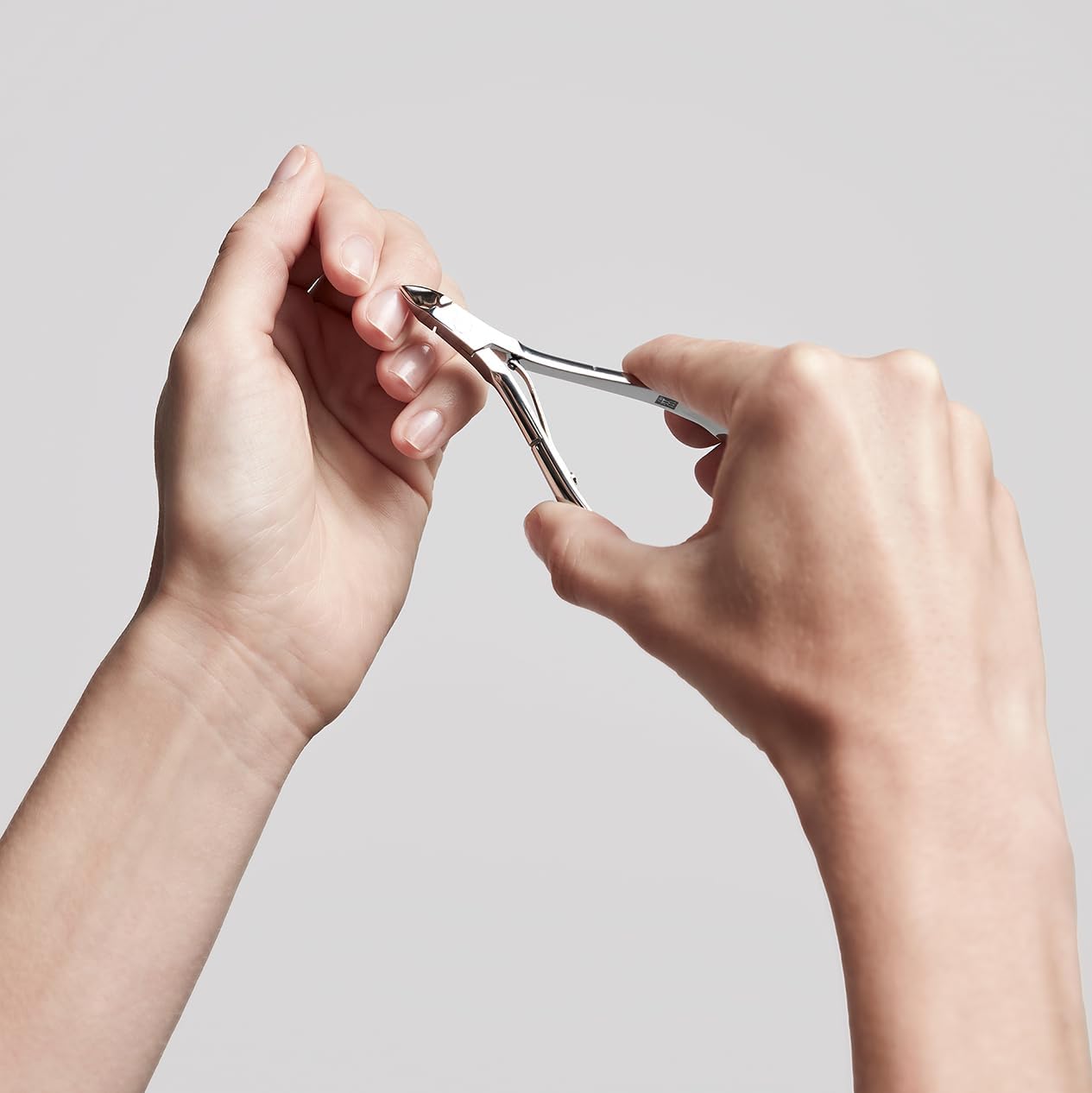Detalle 2 de ZWILLING Alicantes para cutículas, precisión y pulido, 100 mm 💅