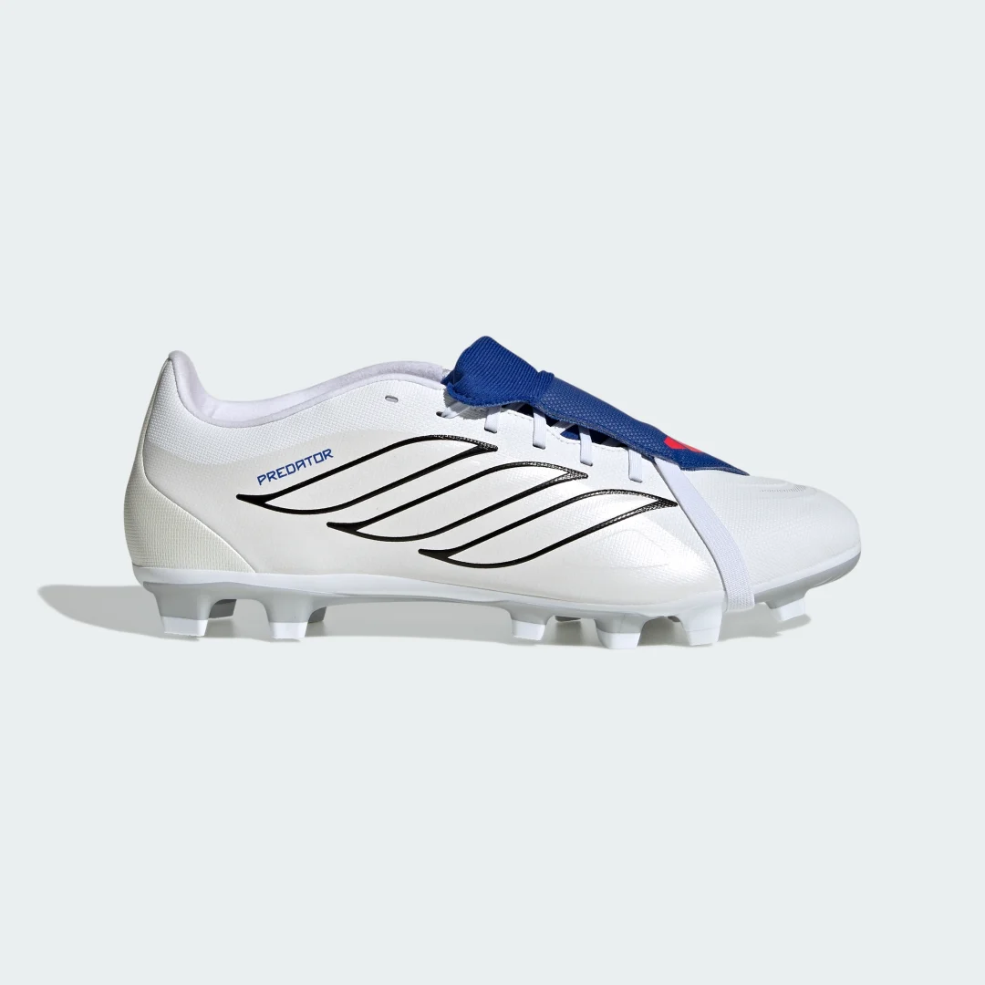 Detalle de Adidas Predator Club, botas de fútbol blancas con lengüeta plegable
