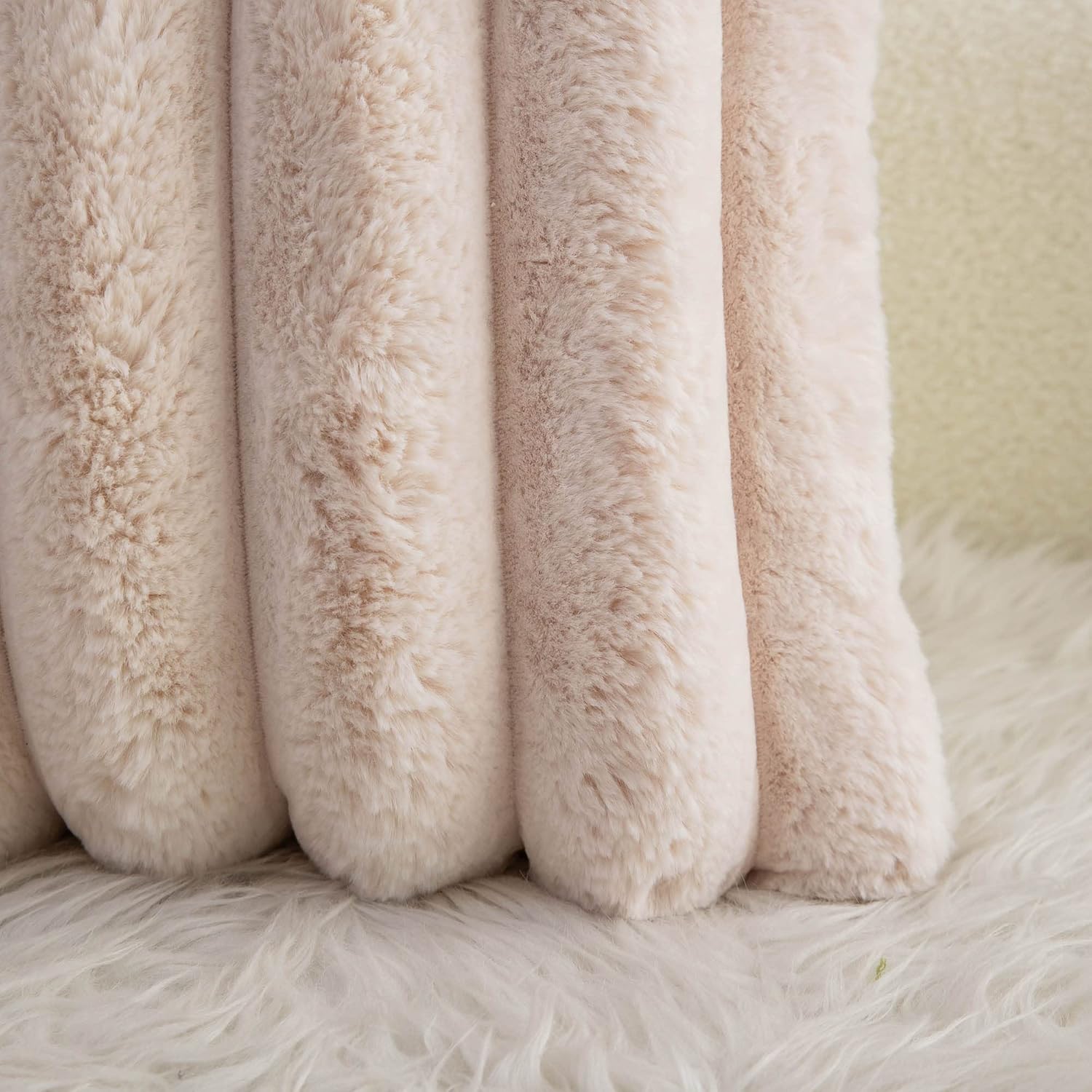 Thumbnail 4 de Neelvin 2er Set Plüsch-Kissenhüllen aus Kunstpelz (Beige) 60x60 cm – gestreift, weich & dekorativ