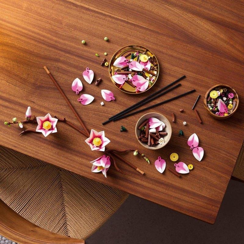 Detalle de LEGO Botanicals Ramas de Magnolia 11510 (435 piezas) – Arte floral para decoración y clonación creativa