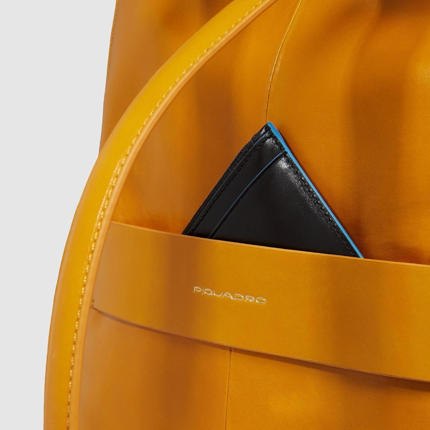 Detalle de PIQUADRO Zaino donna in pelle porta PC 14": eleganza italiana con compartimento per tablet e protezione RFID
