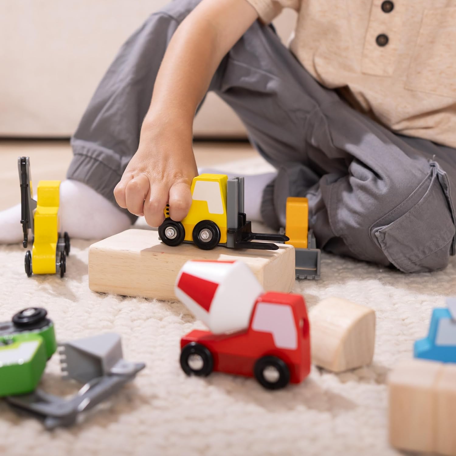 Detalle 2 de Melissa & Doug Wooden Construction Site Vehicles With Wooden Storage Tray (8 pcs)