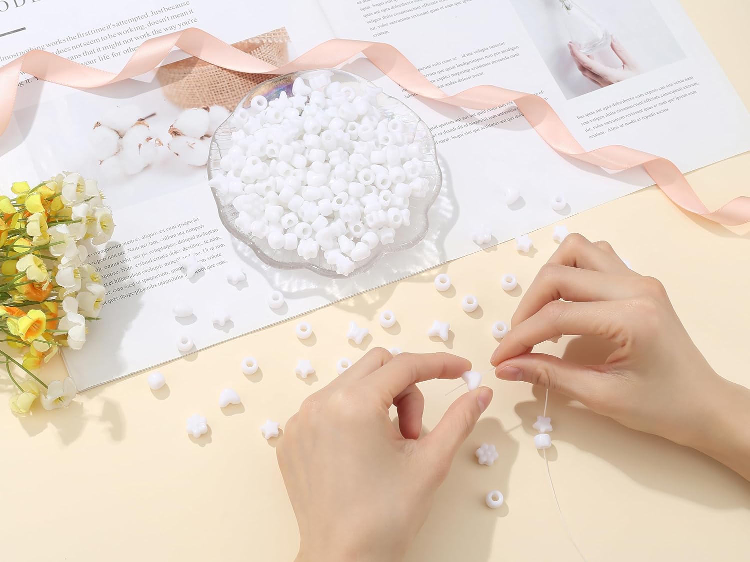 Thumbnail 2 de Sahoottie 500 Stück Weiße Pony Beads – Sterne, Herzen, Blumen, Schmetterlinge und mehr