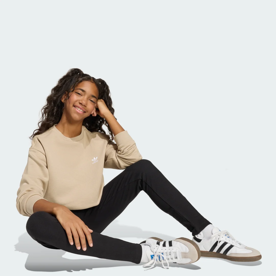 Detalle de Sudadera de cuello redondo Boxy Adidas – beige