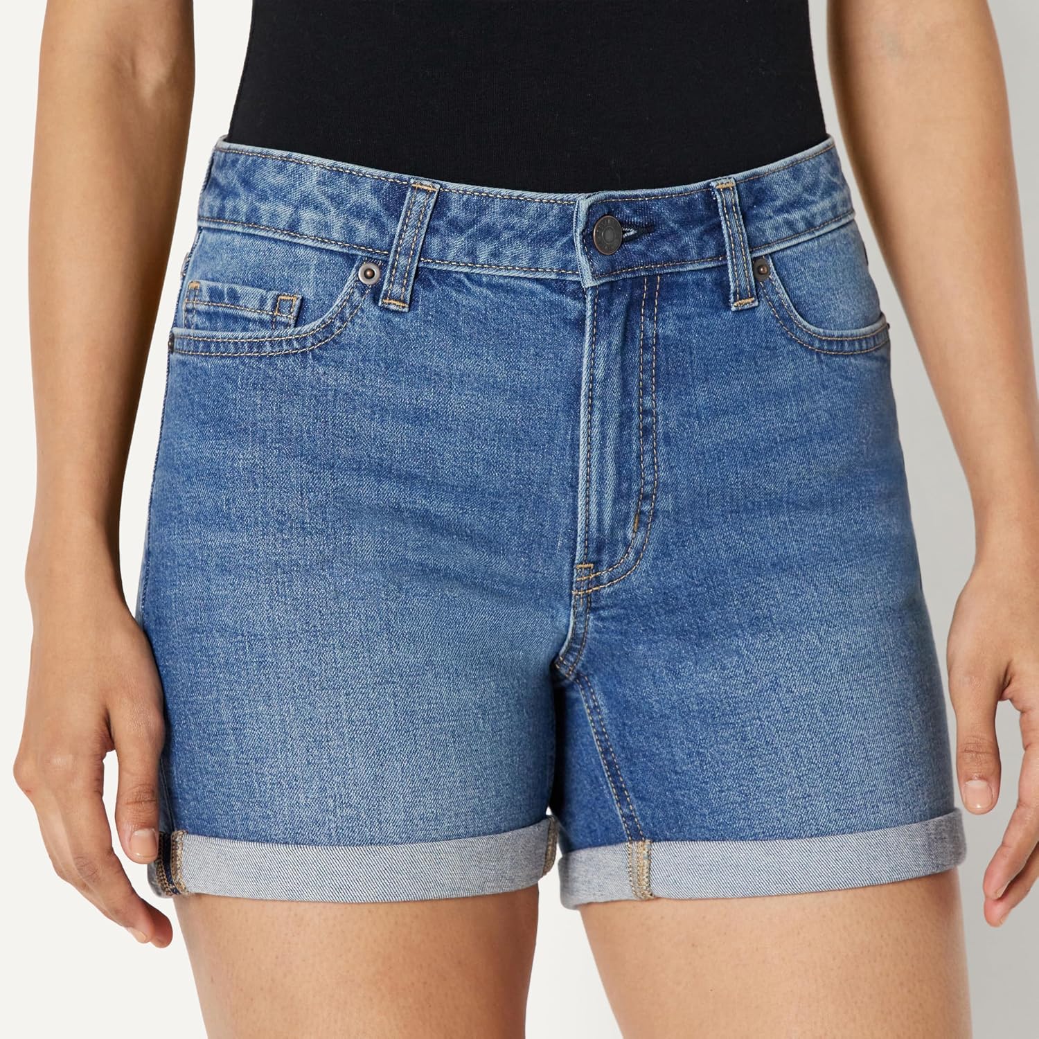 Detalle de Amazon Essentials women’s slim-fit mid-rise 4" denim short (10.2cm) with rolled hem