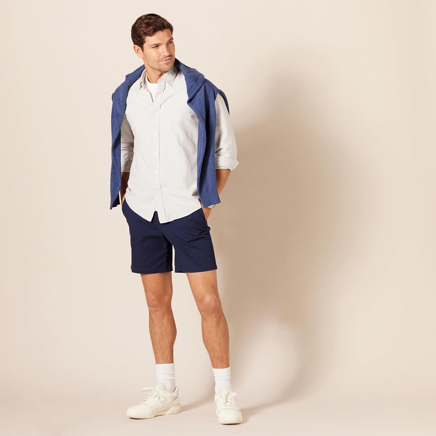 Thumbnail 2 de Amazon Essentials Men’s Slim-Fit 7" Stretch Chino Shorts (Navy), 33W