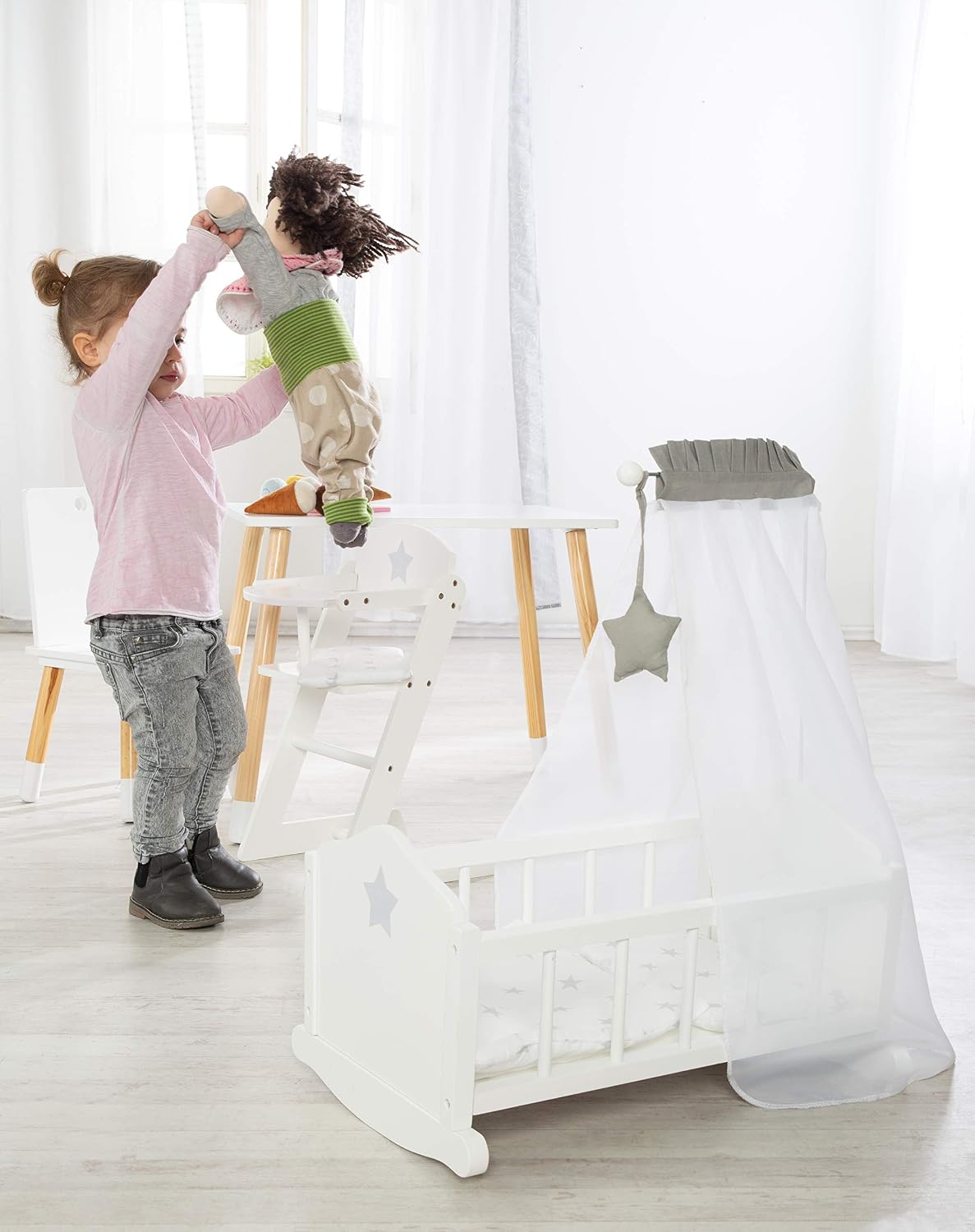 Detalle de roba Stella-poppenwieg met hemel, sterrenbeddengoed en wieltjes