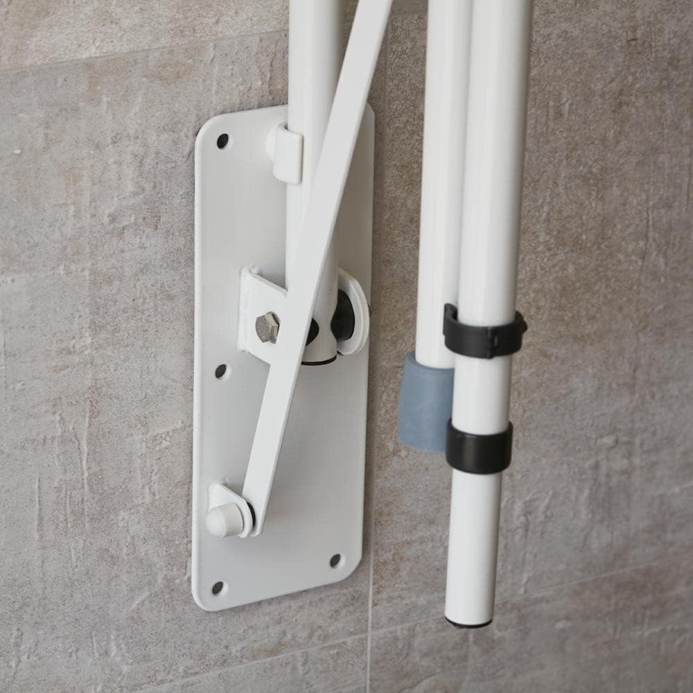 Detalle de NRS Healthcare M48465 opklapbare handgreep met verstelbare steunpoot
