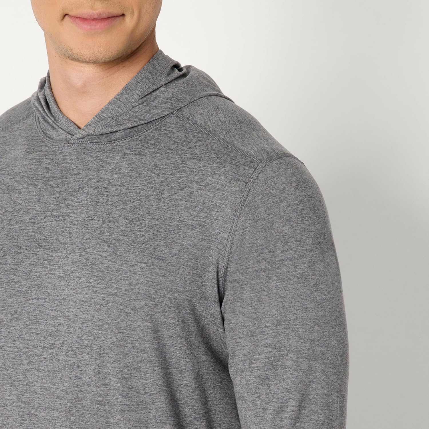 Detalle 2 de Amazon Essentials Men's Athletic Soft Performance Lightweight Hoodie