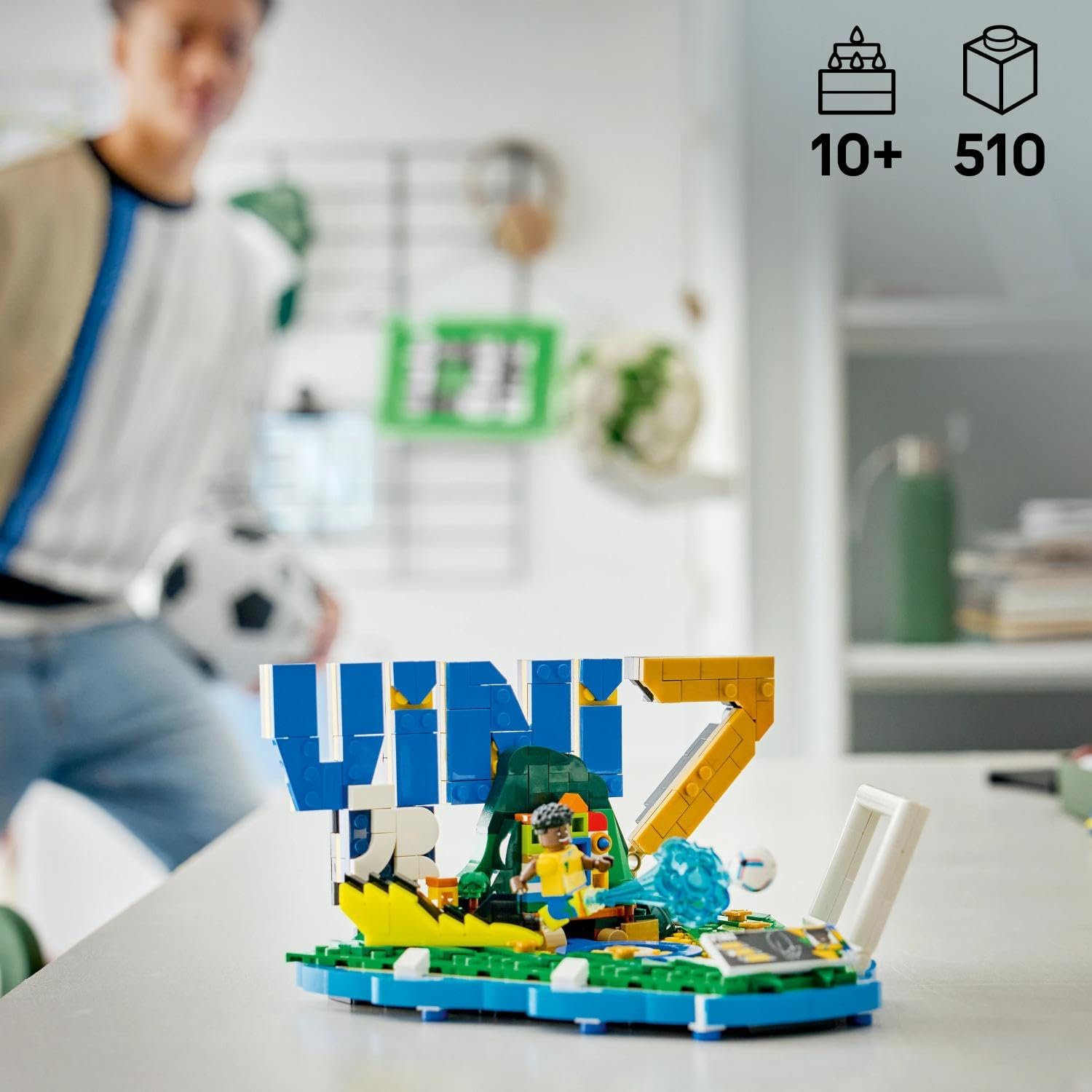 Detalle de LEGO Editions Vini Jr. – Football Highlights 3D Display Model Kit (43027)