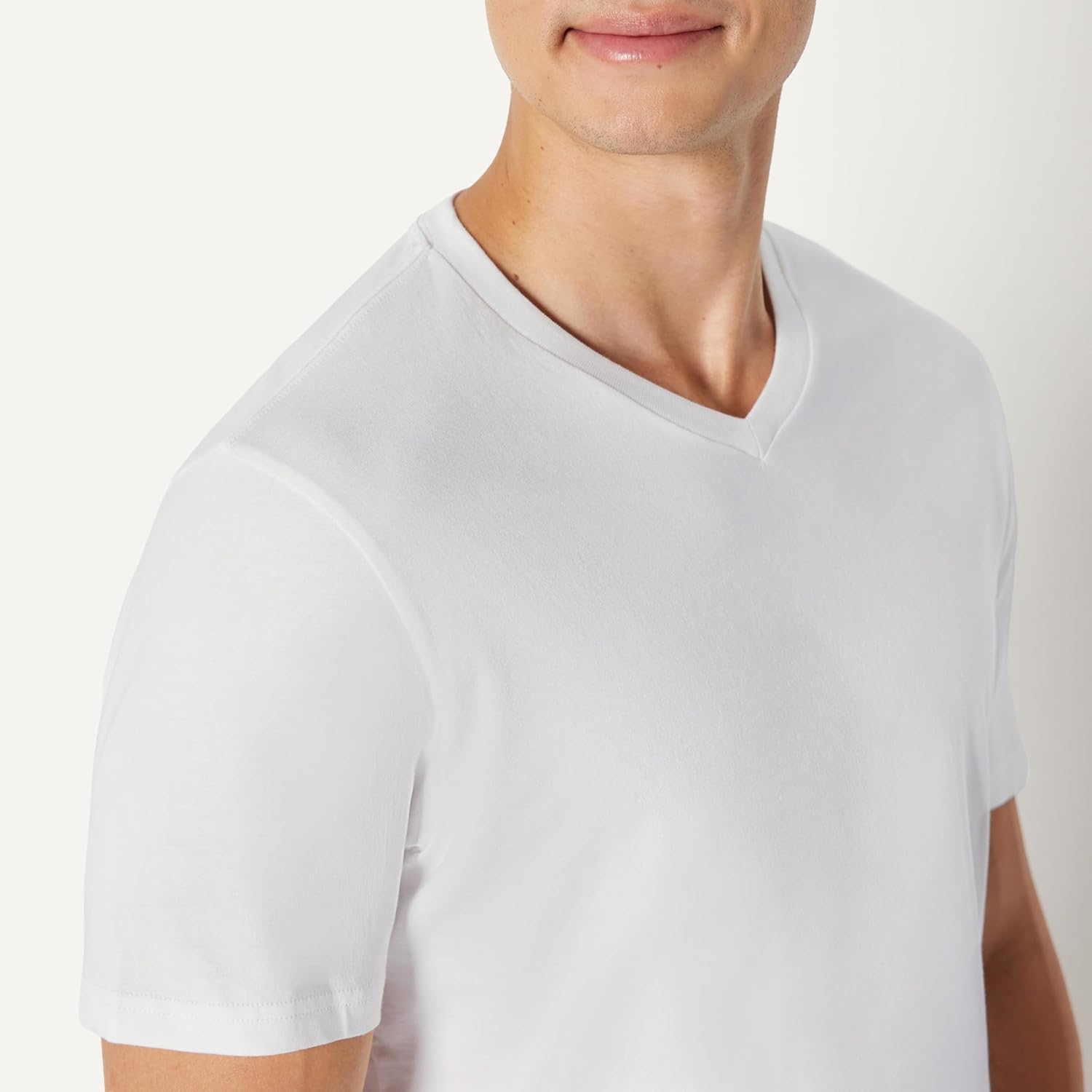 Detalle 2 de Amazon Essentials Men’s Regular-Fit Short-Sleeve V-Neck T-Shirt Multipack