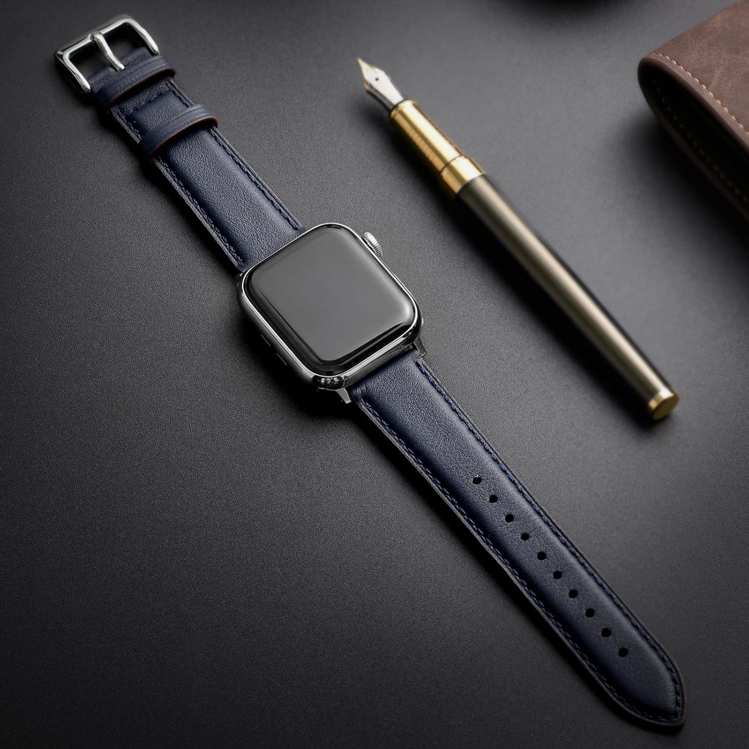 Detalle de SUNFWR Leather Watch Strap for Apple Watch (40mm–42mm) – Darkblue/Silver