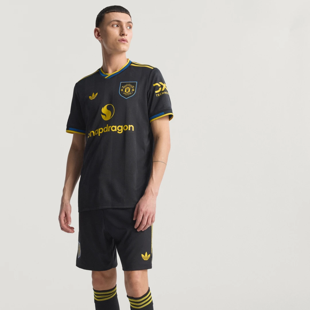 Detalle de Camiseta tercera equipación Manchester United 25/26 de Adidas – negro