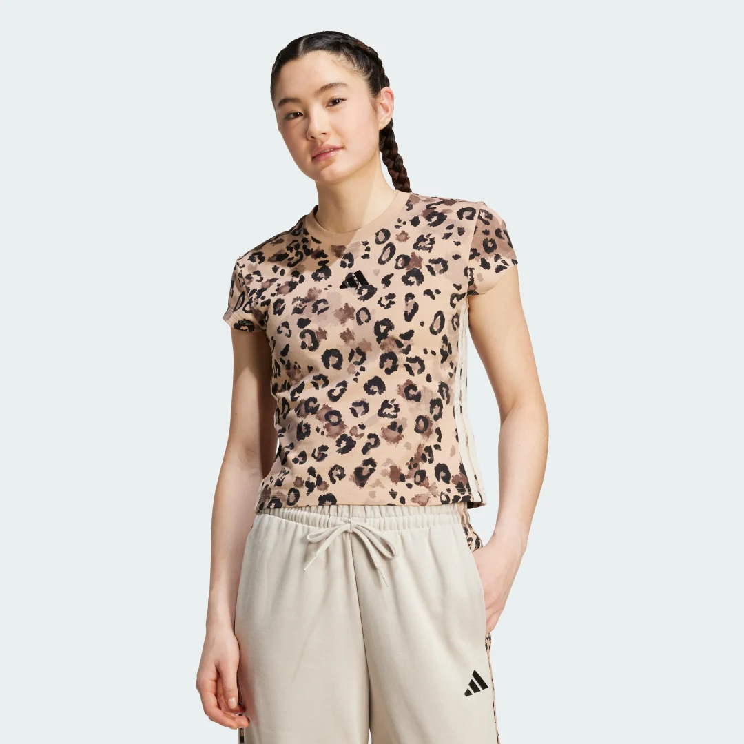 Imagen de Adidas Camiseta con las 3 bandas y estampado de inspiración animal – Multicolor en OfertitasTOP