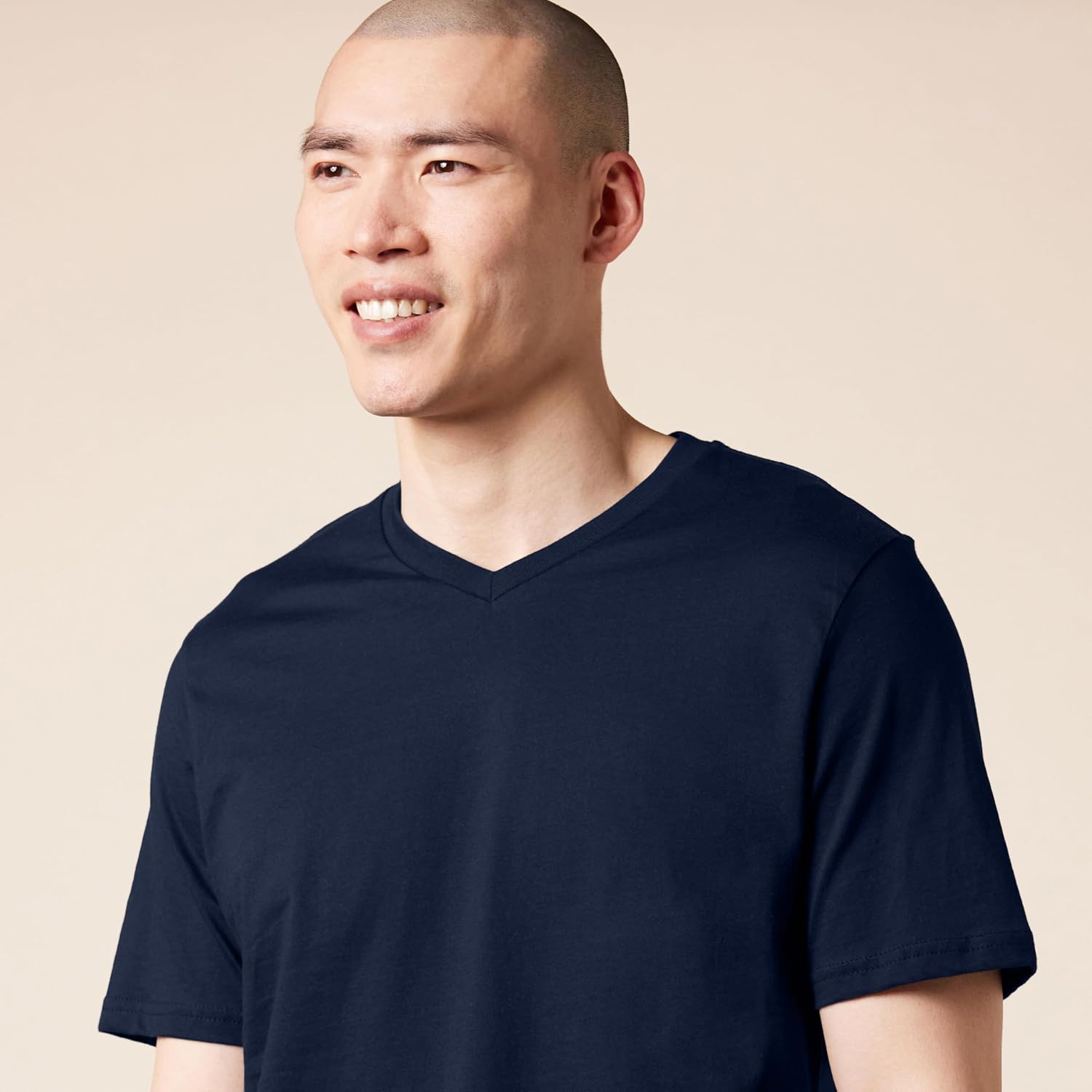 Thumbnail 2 de Amazon Essentials Men's Short-Sleeve V-Neck T-Shirts