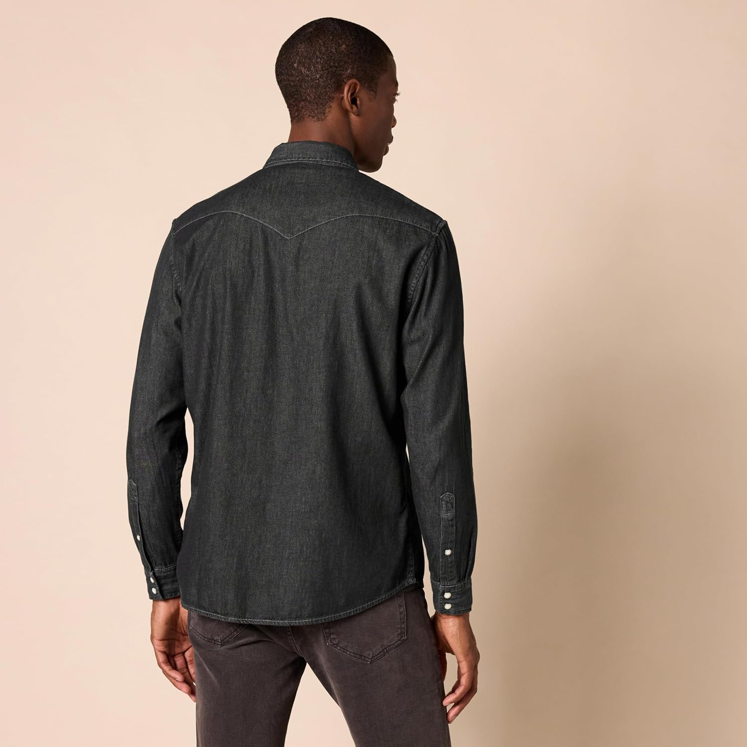 Detalle 2 de Amazon Essentials Herren Jeanshemd mit Stehkragen (normale Passform) – langarm