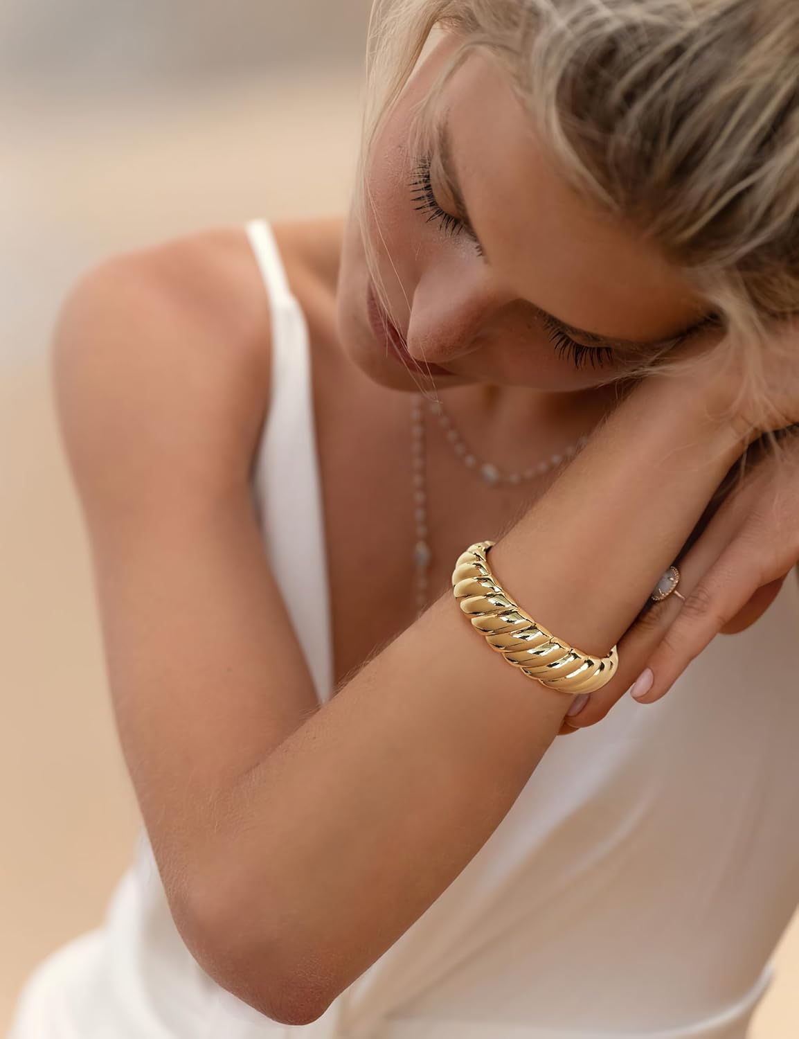 Thumbnail 4 de LILIE&WHITE Damen Gold Armreif Armband – hypoallergen & elegantes Design