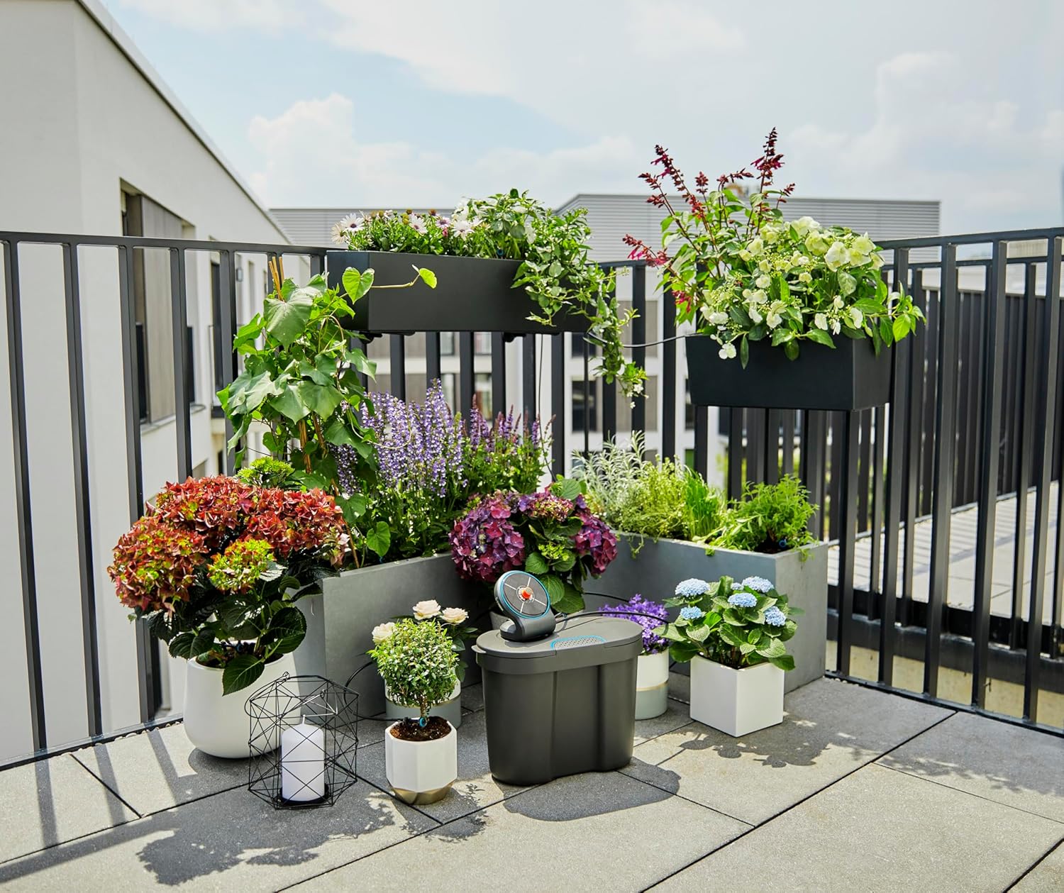 Detalle 2 de Gardena Solar-Bewässerung AquaBloom Set inkl. Wasserreservoir – Bewässerung für bis zu 20 Balkonpflanzen